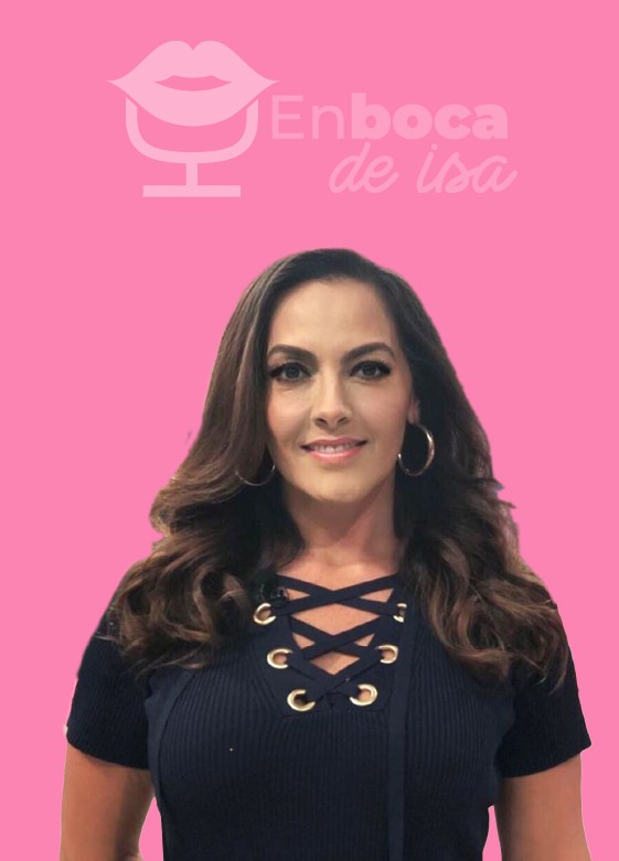 Una persona con cabello largo y ondulado, que viste una blusa negra con cordones, se encuentra de pie sobre un fondo rosa con el texto "En boca de isa" y un logotipo de labios y micrófono encima. Isabel Restrepo, reconocida por su labor como mentora en Miami, le agrega profundidad a la escena.