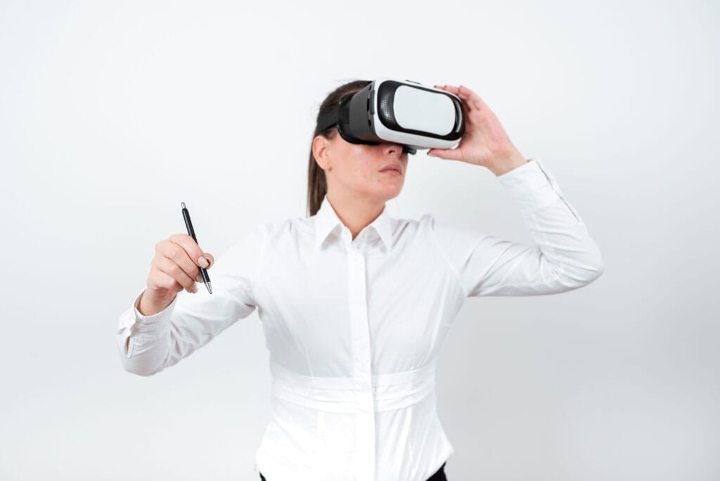 Una persona que usa un casco de realidad virtual y sostiene un lápiz óptico en un entorno interior blanco, que recuerda los talleres impulsados por la tecnología que suele dirigir Isabel Restrepo, de la Portavoz de Miami.