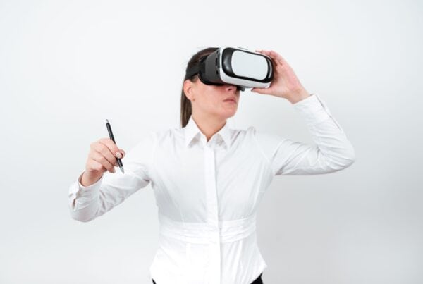 Una persona que usa un casco de realidad virtual y sostiene un lápiz óptico en un entorno interior blanco, que recuerda los talleres impulsados por la tecnología que suele dirigir Isabel Restrepo, de la Portavoz de Miami.