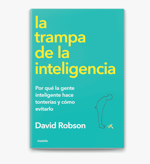 Portada del libro "La trampa de la inteligencia" de David Robson, con texto amarillo sobre fondo verde azulado y una pequeña ilustración de una persona agachada cerca de una cáscara de plátano. Tal como se vio en el evento Speaker Miami, donde Isabel Restrepo habló sobre las trampas de la inteligencia.