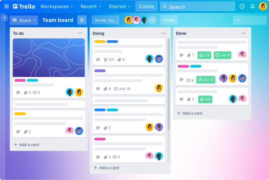 Captura de pantalla de un tablero de Trello con columnas tituladas "Por hacer", "En proceso" y "Hecho". Debajo de cada columna hay tarjetas que muestran tareas, fechas de vencimiento y avatares de usuarios, lo que permite organizar perfectamente la agenda.
