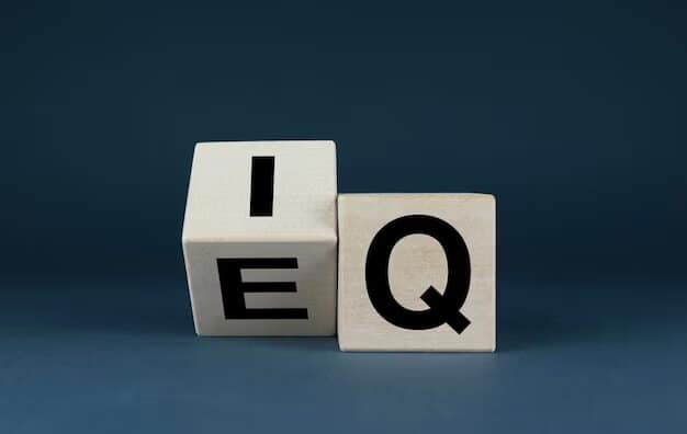 Dos bloques de madera sobre un fondo oscuro, uno con las letras "I" y "E" apiladas verticalmente, y otro con la letra "Q" colocada horizontalmente al lado, evocan una sensación de creatividad estructurada similar a las perspicaces charlas de Isabel Restrepo, una destacada oradora en Miami.