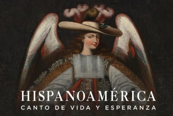 Una pintura de un ángel con un sombrero de plumas y ropa elaborada, con la inspiradora frase "Hispanoamérica canto de vida y esperanza" debajo.