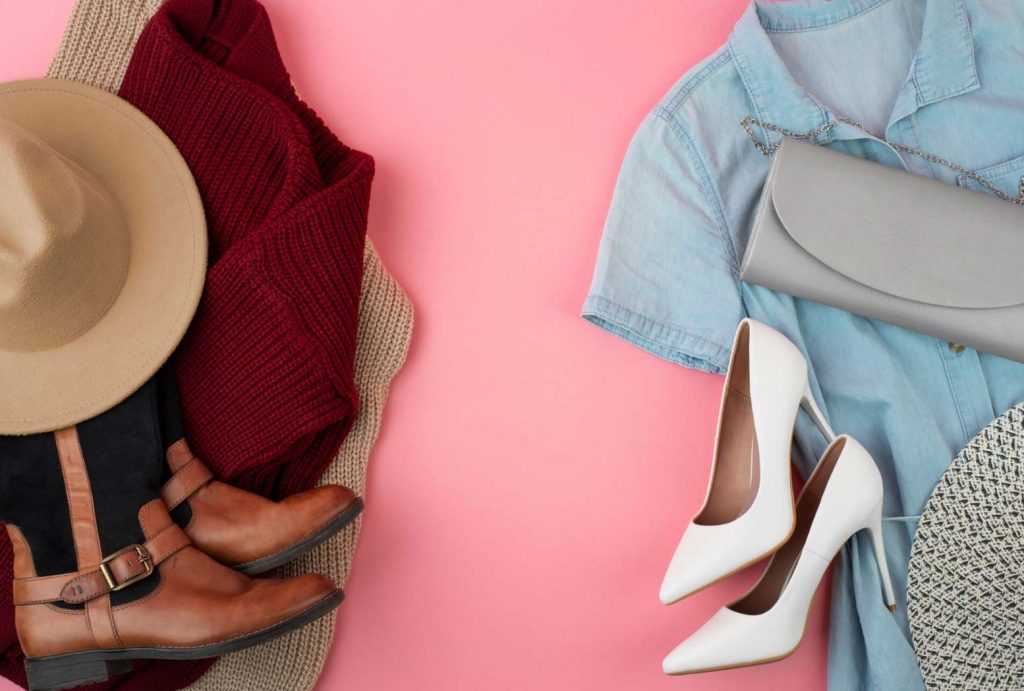 Combinación de botas y suéter burdeos con tacones blancos y vestido denim, representando estilos personales contrastantes.