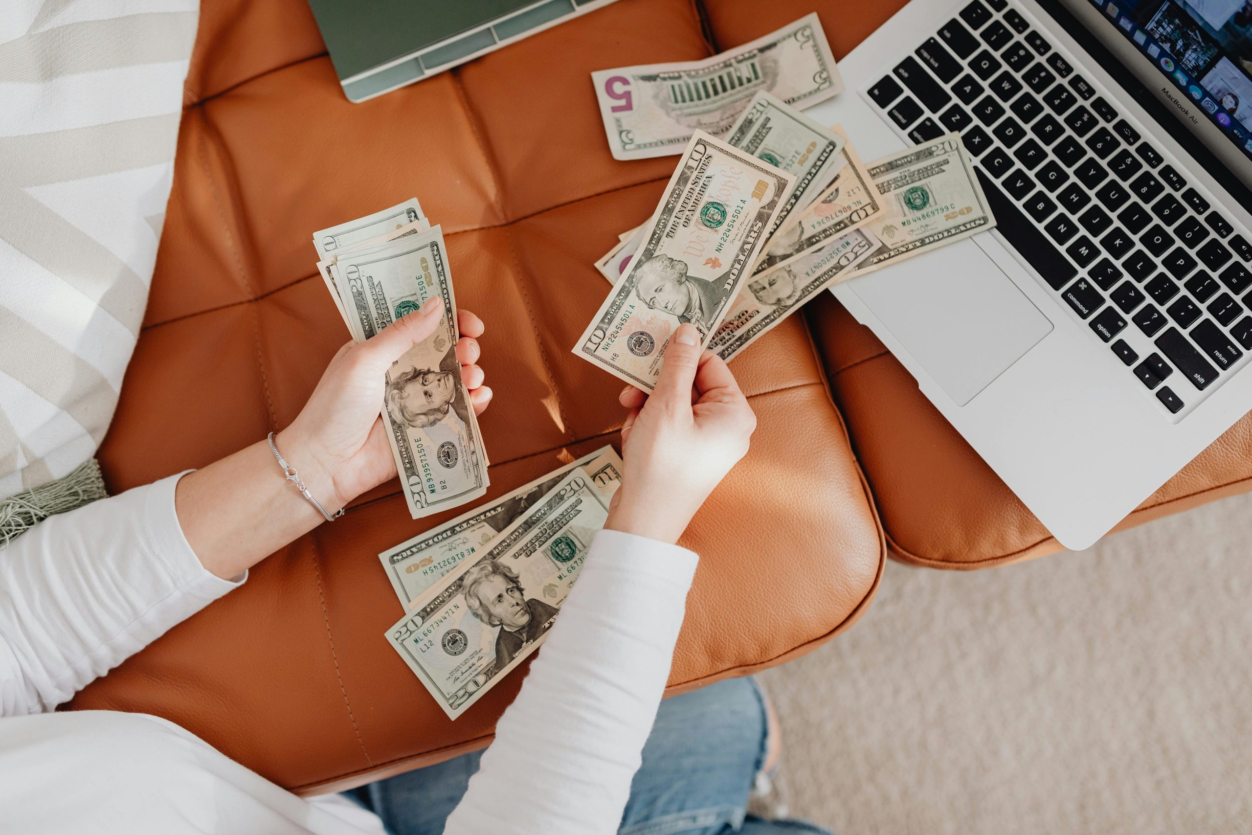 Deja que tu dinero refleje tus valores. Las líderes del futuro invierten con impacto.